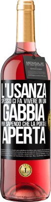 29,95 € Spedizione Gratuita | Vino rosato Edizione ROSÉ L'usanza spesso ci fa vivere in una gabbia pur sapendo che la porta è aperta Etichetta Nera. Etichetta personalizzabile Vino giovane Raccogliere 2025 Tempranillo