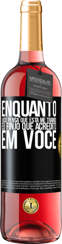 29,95 € Envio grátis | Vinho rosé Edição ROSÉ Enquanto você pensa que está me traindo, eu finjo que acredito em você Etiqueta Preta. Etiqueta personalizável Vinho jovem Colheita 2024 Tempranillo