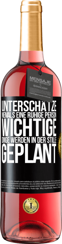 29,95 € Kostenloser Versand | Roséwein ROSÉ Ausgabe Unterschätze niemals eine ruhige Person, wichtige Dinge werden in der Stille geplant Schwarzes Etikett. Anpassbares Etikett Junger Wein Ernte 2024 Tempranillo