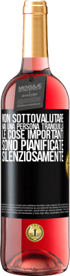 29,95 € Spedizione Gratuita | Vino rosato Edizione ROSÉ Non sottovalutare mai una persona tranquilla, le cose importanti sono pianificate silenziosamente Etichetta Nera. Etichetta personalizzabile Vino giovane Raccogliere 2024 Tempranillo