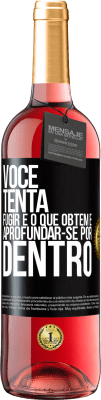 29,95 € Envio grátis | Vinho rosé Edição ROSÉ Você tenta fugir e o que obtém é aprofundar-se por dentro Etiqueta Preta. Etiqueta personalizável Vinho jovem Colheita 2024 Tempranillo