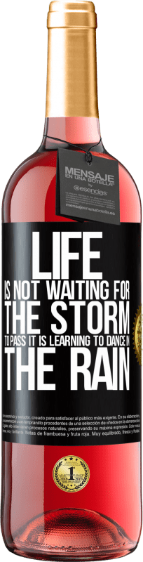 29,95 € Free Shipping | Rosé Wine ROSÉ Edition Life is not waiting for the storm to pass. It is learning to dance in the rain Black Label. Customizable label Young wine Harvest 2024 Tempranillo