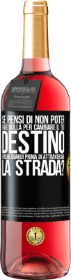 29,95 € Spedizione Gratuita | Vino rosato Edizione ROSÉ Se pensi di non poter fare nulla per cambiare il tuo destino, perché guardi prima di attraversare la strada? Etichetta Nera. Etichetta personalizzabile Vino giovane Raccogliere 2025 Tempranillo