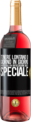 29,95 € Spedizione Gratuita | Vino rosato Edizione ROSÉ Tenere lontano di giorno in giorno. Aperto solo in un'occasione molto speciale Etichetta Nera. Etichetta personalizzabile Vino giovane Raccogliere 2023 Tempranillo