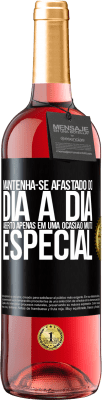 29,95 € Envio grátis | Vinho rosé Edição ROSÉ Mantenha-se afastado do dia a dia. Aberto apenas em uma ocasião muito especial Etiqueta Preta. Etiqueta personalizável Vinho jovem Colheita 2023 Tempranillo