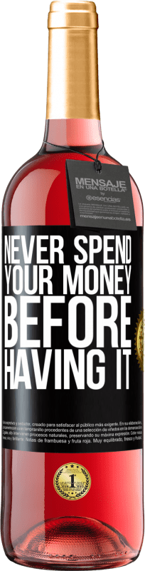 29,95 € Бесплатная доставка | Розовое вино Издание ROSÉ Никогда не трать свои деньги, прежде чем иметь их Черная метка. Настраиваемая этикетка Молодое вино Урожай 2023 Tempranillo
