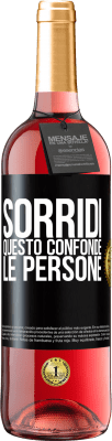 29,95 € Spedizione Gratuita | Vino rosato Edizione ROSÉ Sorridi, questo confonde le persone Etichetta Nera. Etichetta personalizzabile Vino giovane Raccogliere 2024 Tempranillo