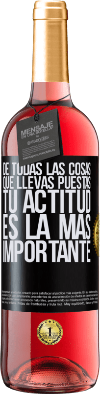 29,95 € Envío gratis | Vino Rosado Edición ROSÉ De todas las cosas que llevas puestas, tu actitud es la más importante Etiqueta Negra. Etiqueta personalizable Vino joven Cosecha 2024 Tempranillo