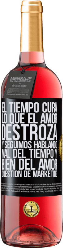 29,95 € Envío gratis | Vino Rosado Edición ROSÉ El tiempo cura lo que el amor destroza. Y seguimos hablando mal del tiempo y bien del amor. Cuestión de márketing Etiqueta Negra. Etiqueta personalizable Vino joven Cosecha 2024 Tempranillo