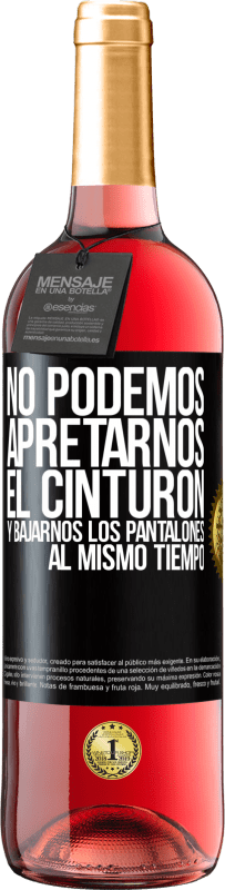 29,95 € Envío gratis | Vino Rosado Edición ROSÉ No podemos apretarnos el cinturón y bajarnos los pantalones al mismo tiempo Etiqueta Negra. Etiqueta personalizable Vino joven Cosecha 2024 Tempranillo