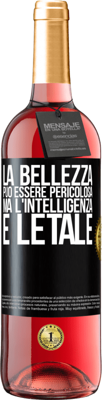 29,95 € Spedizione Gratuita | Vino rosato Edizione ROSÉ La bellezza può essere pericolosa, ma l'intelligenza è letale Etichetta Nera. Etichetta personalizzabile Vino giovane Raccogliere 2024 Tempranillo