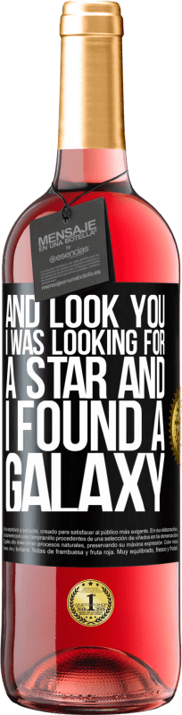 29,95 € 送料無料 | ロゼワイン ROSÉエディション そしてあなたを見て、私は星を探していて、銀河を見つけました ブラックラベル. カスタマイズ可能なラベル 若いワイン 収穫 2023 Tempranillo