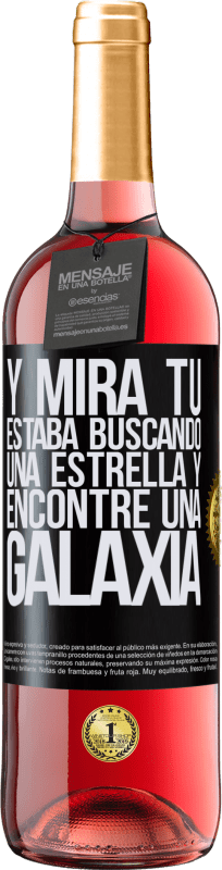 29,95 € Envío gratis | Vino Rosado Edición ROSÉ Y mira tú, estaba buscando una estrella y encontré una galaxia Etiqueta Negra. Etiqueta personalizable Vino joven Cosecha 2024 Tempranillo