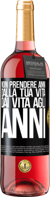 29,95 € Spedizione Gratuita | Vino rosato Edizione ROSÉ Non prendere anni dalla tua vita, dai vita agli anni Etichetta Nera. Etichetta personalizzabile Vino giovane Raccogliere 2023 Tempranillo