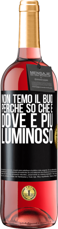 29,95 € Spedizione Gratuita | Vino rosato Edizione ROSÉ Non temo il buio, perché so che è dove è più luminoso Etichetta Nera. Etichetta personalizzabile Vino giovane Raccogliere 2024 Tempranillo