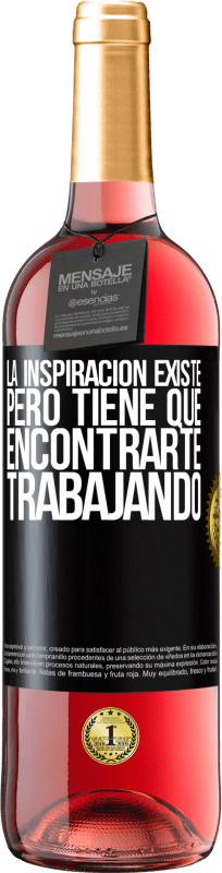 29,95 € Envío gratis | Vino Rosado Edición ROSÉ La inspiración existe, pero tiene que encontrarte trabajando Etiqueta Negra. Etiqueta personalizable Vino joven Cosecha 2024 Tempranillo