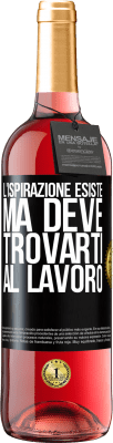 29,95 € Spedizione Gratuita | Vino rosato Edizione ROSÉ L'ispirazione esiste, ma deve trovarti al lavoro Etichetta Nera. Etichetta personalizzabile Vino giovane Raccogliere 2024 Tempranillo