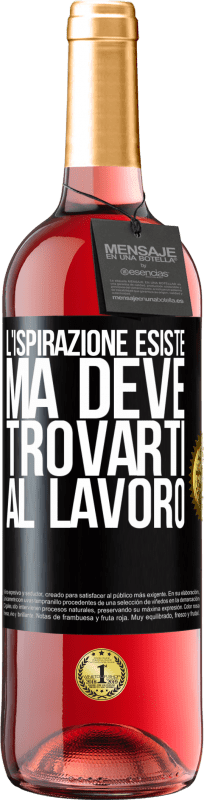 29,95 € Spedizione Gratuita | Vino rosato Edizione ROSÉ L'ispirazione esiste, ma deve trovarti al lavoro Etichetta Nera. Etichetta personalizzabile Vino giovane Raccogliere 2024 Tempranillo