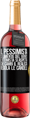 29,95 € Spedizione Gratuita | Vino rosato Edizione ROSÉ Il pessimista si lamenta del vento l'ottimista si aspetta che cambi il realista regola le candele Etichetta Nera. Etichetta personalizzabile Vino giovane Raccogliere 2024 Tempranillo