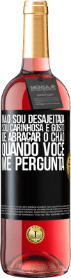29,95 € Envio grátis | Vinho rosé Edição ROSÉ Não sou desajeitada, sou carinhosa e gosto de abraçar o chão quando você me pergunta Etiqueta Preta. Etiqueta personalizável Vinho jovem Colheita 2025 Tempranillo