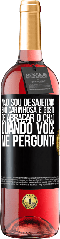 29,95 € Envio grátis | Vinho rosé Edição ROSÉ Não sou desajeitada, sou carinhosa e gosto de abraçar o chão quando você me pergunta Etiqueta Preta. Etiqueta personalizável Vinho jovem Colheita 2024 Tempranillo