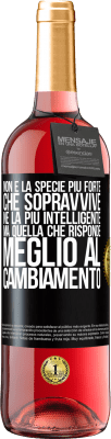 29,95 € Spedizione Gratuita | Vino rosato Edizione ROSÉ Non è la specie più forte che sopravvive, né la più intelligente, ma quella che risponde meglio al cambiamento Etichetta Nera. Etichetta personalizzabile Vino giovane Raccogliere 2023 Tempranillo