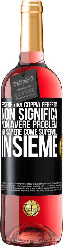 29,95 € Spedizione Gratuita | Vino rosato Edizione ROSÉ Essere una coppia perfetta non significa non avere problemi, ma sapere come superarli insieme Etichetta Nera. Etichetta personalizzabile Vino giovane Raccogliere 2024 Tempranillo