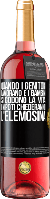 29,95 € Spedizione Gratuita | Vino rosato Edizione ROSÉ Quando i genitori lavorano e i bambini si godono la vita, i nipoti chiederanno l'elemosina Etichetta Nera. Etichetta personalizzabile Vino giovane Raccogliere 2023 Tempranillo