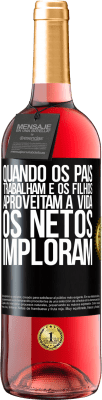 29,95 € Envio grátis | Vinho rosé Edição ROSÉ Quando os pais trabalham e os filhos aproveitam a vida, os netos imploram Etiqueta Preta. Etiqueta personalizável Vinho jovem Colheita 2023 Tempranillo