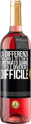 29,95 € Spedizione Gratuita | Vino rosato Edizione ROSÉ La differenza tra loro e te è che hai continuato quando tutto è diventato difficile Etichetta Nera. Etichetta personalizzabile Vino giovane Raccogliere 2024 Tempranillo