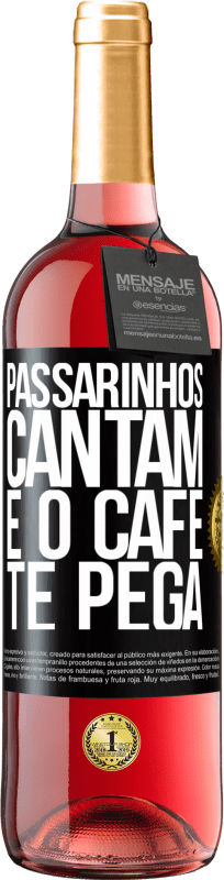 29,95 € Envio grátis | Vinho rosé Edição ROSÉ Passarinhos cantam e o café te pega Etiqueta Preta. Etiqueta personalizável Vinho jovem Colheita 2023 Tempranillo