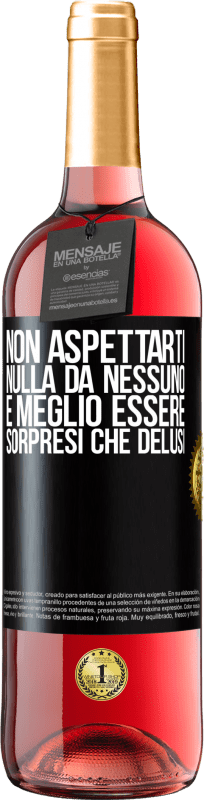 29,95 € Spedizione Gratuita | Vino rosato Edizione ROSÉ Non aspettarti nulla da nessuno. È meglio essere sorpresi che delusi Etichetta Nera. Etichetta personalizzabile Vino giovane Raccogliere 2024 Tempranillo