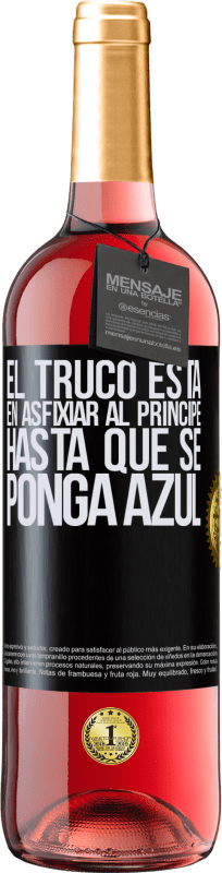 29,95 € Envío gratis | Vino Rosado Edición ROSÉ El truco está en axfisiar al príncipe hasta que se ponga azul Etiqueta Negra. Etiqueta personalizable Vino joven Cosecha 2024 Tempranillo