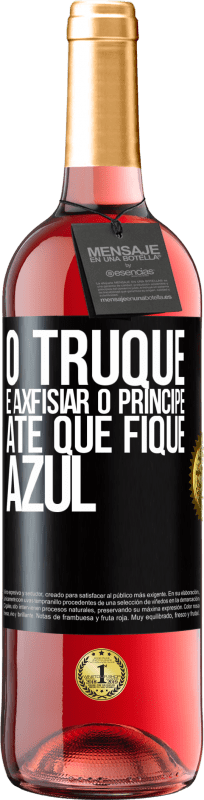 29,95 € Envio grátis | Vinho rosé Edição ROSÉ O truque é axfisiar o príncipe até que fique azul Etiqueta Preta. Etiqueta personalizável Vinho jovem Colheita 2024 Tempranillo