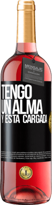 29,95 € 免费送货 | 桃红葡萄酒 ROSÉ版 Tengo un alma y está cargada 黑标. 可自定义的标签 青年酒 收成 2024 Tempranillo