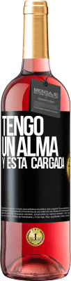 29,95 € 免费送货 | 桃红葡萄酒 ROSÉ版 Tengo un alma y está cargada 黑标. 可自定义的标签 青年酒 收成 2025 Tempranillo