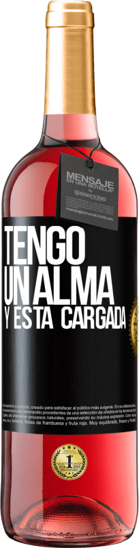 29,95 € 免费送货 | 桃红葡萄酒 ROSÉ版 Tengo un alma y está cargada 黑标. 可自定义的标签 青年酒 收成 2025 Tempranillo