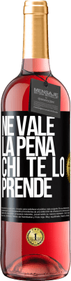 29,95 € Spedizione Gratuita | Vino rosato Edizione ROSÉ Ne vale la pena chi te lo prende Etichetta Nera. Etichetta personalizzabile Vino giovane Raccogliere 2025 Tempranillo