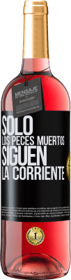 29,95 € Envío gratis | Vino Rosado Edición ROSÉ Sólo los peces muertos siguen la corriente Etiqueta Negra. Etiqueta personalizable Vino joven Cosecha 2024 Tempranillo