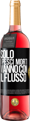 29,95 € Spedizione Gratuita | Vino rosato Edizione ROSÉ Solo i pesci morti vanno con il flusso Etichetta Nera. Etichetta personalizzabile Vino giovane Raccogliere 2024 Tempranillo