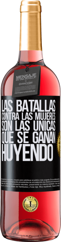 29,95 € Envío gratis | Vino Rosado Edición ROSÉ Las batallas contra las mujeres son las únicas que se ganan huyendo Etiqueta Negra. Etiqueta personalizable Vino joven Cosecha 2024 Tempranillo