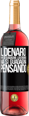 29,95 € Spedizione Gratuita | Vino rosato Edizione ROSÉ Il denaro non si guadagna lavorando, ma si guadagna pensando Etichetta Nera. Etichetta personalizzabile Vino giovane Raccogliere 2024 Tempranillo