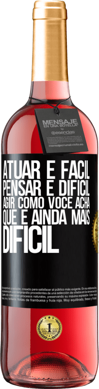 29,95 € Envio grátis | Vinho rosé Edição ROSÉ Atuar é fácil, pensar é difícil. Agir como você acha que é ainda mais difícil Etiqueta Preta. Etiqueta personalizável Vinho jovem Colheita 2024 Tempranillo