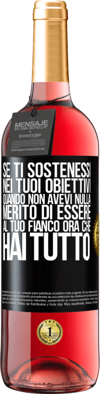 29,95 € Spedizione Gratuita | Vino rosato Edizione ROSÉ Se ti sostenessi nei tuoi obiettivi quando non avevi nulla, merito di essere al tuo fianco ora che hai tutto Etichetta Nera. Etichetta personalizzabile Vino giovane Raccogliere 2024 Tempranillo