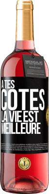 29,95 € Envoi gratuit | Vin rosé Édition ROSÉ À tes côtés la vie est meilleure Étiquette Noire. Étiquette personnalisable Vin jeune Récolte 2023 Tempranillo