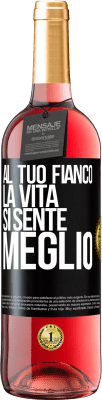 29,95 € Spedizione Gratuita | Vino rosato Edizione ROSÉ Al tuo fianco la vita si sente meglio Etichetta Nera. Etichetta personalizzabile Vino giovane Raccogliere 2024 Tempranillo