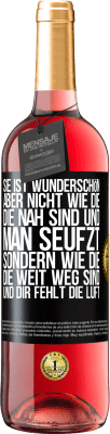 29,95 € Kostenloser Versand | Roséwein ROSÉ Ausgabe Sie ist wunderschön. Aber nicht wie die, die nah sind und man seufzt. Sondern wie die, die weit weg sind und dir fehlt die Luft Schwarzes Etikett. Anpassbares Etikett Junger Wein Ernte 2024 Tempranillo