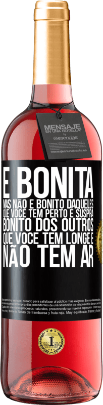 29,95 € Envio grátis | Vinho rosé Edição ROSÉ É bonita. Mas não é bonito daqueles que você tem perto e suspira. Bonito dos outros, que você tem longe e não tem ar Etiqueta Preta. Etiqueta personalizável Vinho jovem Colheita 2024 Tempranillo