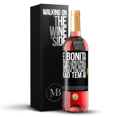 «É bonita. Mas não é bonito daqueles que você tem perto e suspira. Bonito dos outros, que você tem longe e não tem ar» Edição ROSÉ