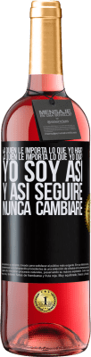 29,95 € Envío gratis | Vino Rosado Edición ROSÉ ¿A quién le importa lo que yo haga? ¿A quién le importa lo que yo diga? Yo soy así, y así seguiré, nunca cambiaré Etiqueta Negra. Etiqueta personalizable Vino joven Cosecha 2025 Tempranillo